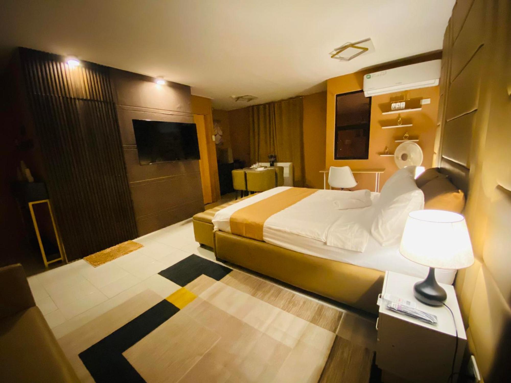 The Barracks Staycation Санта Роса Екстериор снимка